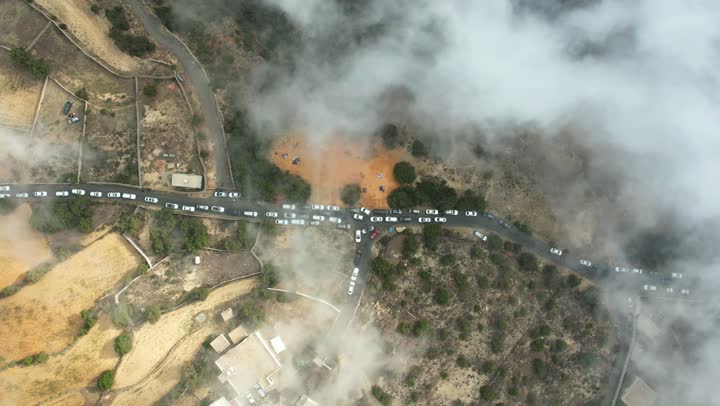 التكوينات والتشكيلات الصخرية للسلاسل والمرتفعات الجبلية في مدينة ابها، تصوير درون للغيوم البيضاء على قمم جبال السودة في منطقة عسير، الأماكن والمعالم السياحية الطبيعية المشهورة، الأجواء الضبابية جنوب المملكة العربية السعودية