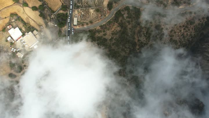 التكوينات والتشكيلات الصخرية للسلاسل والمرتفعات الجبلية في مدينة ابها، تصوير درون للغيوم البيضاء على قمم جبال السودة في منطقة عسير، الأماكن والمعالم السياحية الطبيعية المشهورة، الأجواء الضبابية جنوب المملكة العربية السعودية