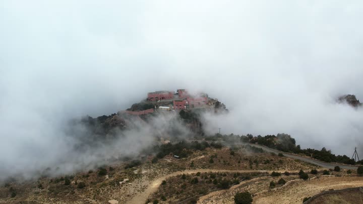 التكوينات والتشكيلات الصخرية للسلاسل والمرتفعات الجبلية في مدينة ابها، تصوير درون للغيوم البيضاء على قمم جبال السودة في منطقة عسير، الأماكن والمعالم السياحية الطبيعية المشهورة، الأجواء الضبابية جنوب المملكة العربية السعودية