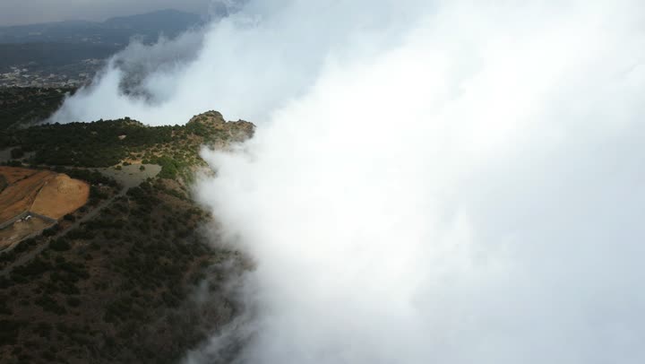 التكوينات والتشكيلات الصخرية للسلاسل والمرتفعات الجبلية في مدينة ابها، تصوير درون للغيوم البيضاء على قمم جبال السودة في منطقة عسير، الأماكن والمعالم السياحية الطبيعية المشهورة، الأجواء الضبابية جنوب المملكة العربية السعودية