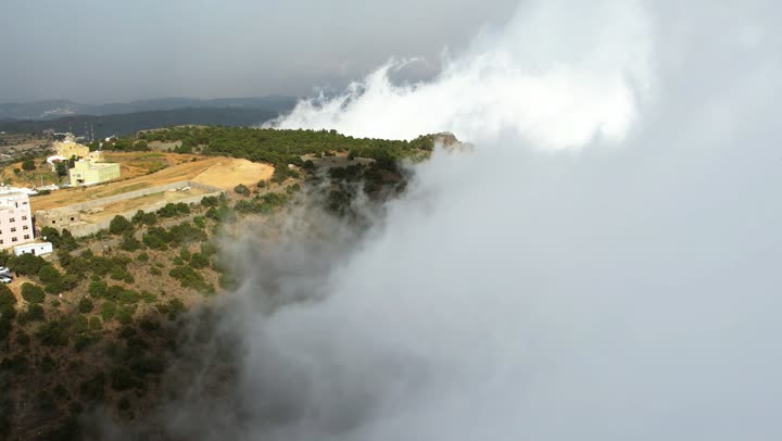 التكوينات والتشكيلات الصخرية للسلاسل والمرتفعات الجبلية في مدينة ابها، تصوير درون للغيوم البيضاء على قمم جبال السودة في منطقة عسير، الأماكن والمعالم السياحية الطبيعية المشهورة، الأجواء الضبابية جنوب المملكة العربية السعودية