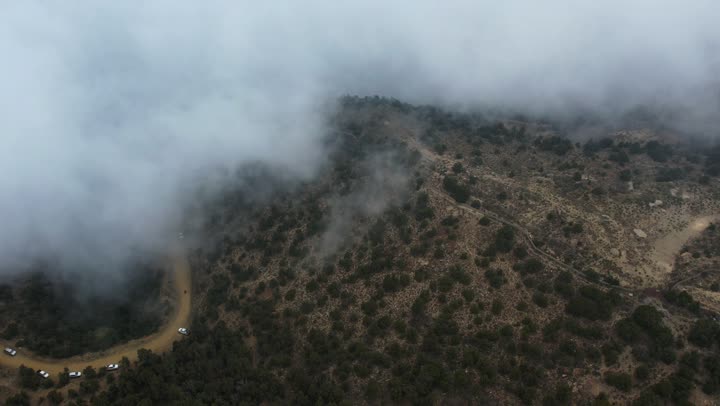 التكوينات والتشكيلات الصخرية للسلاسل والمرتفعات الجبلية في مدينة ابها، تصوير درون للغيوم البيضاء على قمم جبال السودة في منطقة عسير، الأماكن والمعالم السياحية الطبيعية المشهورة، الأجواء الضبابية جنوب المملكة العربية السعودية