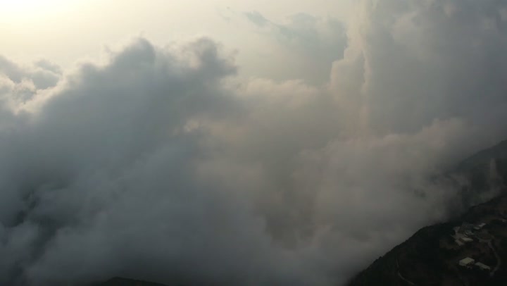 الأماكن والمعالم السياحية الطبيعية المشهورة، الأجواء الضبابية جنوب المملكة العربية السعودية، التكوينات والتشكيلات الصخرية للسلاسل والمرتفعات الجبلية في مدينة ابها، تصوير درون للغيوم البيضاء على قمم جبال السودة في منطقة عسير