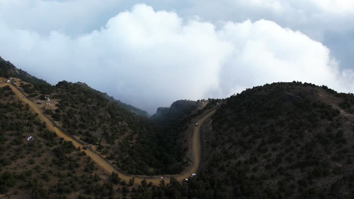 الأماكن والمعالم السياحية الطبيعية المشهورة، الأجواء الضبابية جنوب المملكة العربية السعودية، التكوينات والتشكيلات الصخرية للسلاسل والمرتفعات الجبلية في مدينة ابها، تصوير درون للغيوم البيضاء على قمم جبال السودة في منطقة عسير