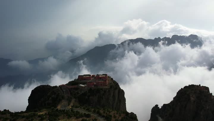 الأماكن والمعالم السياحية الطبيعية المشهورة، الأجواء الضبابية جنوب المملكة العربية السعودية، التكوينات والتشكيلات الصخرية للسلاسل والمرتفعات الجبلية في مدينة ابها، تصوير درون للغيوم البيضاء على قمم جبال السودة في منطقة عسير