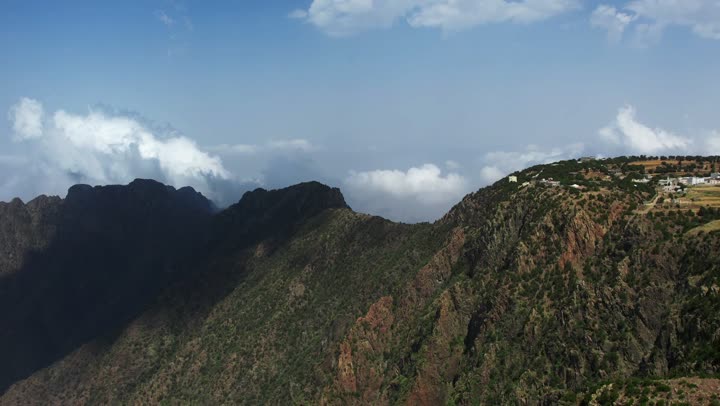 الأماكن والمعالم السياحية الطبيعية المشهورة، الأجواء الضبابية جنوب المملكة العربية السعودية، التكوينات والتشكيلات الصخرية للسلاسل والمرتفعات الجبلية في مدينة ابها، تصوير درون للغيوم البيضاء على قمم جبال السودة في منطقة عسير