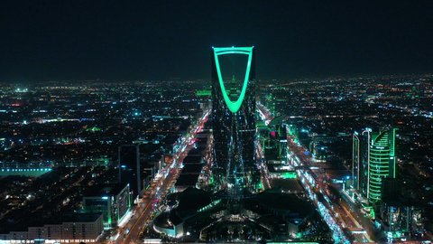 النهضة الاقتصادية و الحضارية في المملكة العربية السعودية, التطور والنمو العمراني في المدن والأحياء, تصوير جوي للطرق والشوارع في، برج المملكة في مدينة الرياض ليلا , الأبراج وناطحات السحاب المبنية على الطراز الحديث, معلم سياحي مشهور في العاصمة