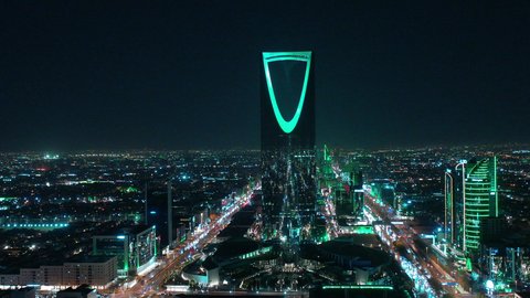 النهضة الاقتصادية و الحضارية في المملكة العربية السعودية, التطور والنمو العمراني في المدن والأحياء, تصوير جوي للطرق والشوارع في، برج المملكة في مدينة الرياض ليلا , الأبراج وناطحات السحاب المبنية على الطراز الحديث, معلم سياحي مشهور في العاصمة