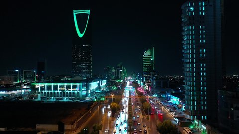 النهضة الاقتصادية و الحضارية في المملكة العربية السعودية, التطور والنمو العمراني في المدن والأحياء, تصوير جوي للطرق والشوارع في، برج المملكة في مدينة الرياض ليلا , الأبراج وناطحات السحاب المبنية على الطراز الحديث, معلم سياحي مشهور في العاصمة