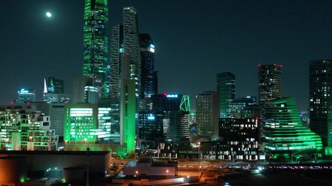 مركز الملك عبد الله المالي (كافد)، النهضة الاقتصادية والعمرانية, تصوير درون جوي لأفق مدينة الرياض في الليل, الأبراج وناطحات السحاب على الطراز الحديث والمتطور, معالم التجارة والاقتصاد المشهورة