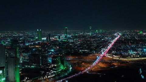 مركز الملك عبد الله المالي (كافد)، النهضة الاقتصادية والعمرانية, تصوير درون جوي لأفق مدينة الرياض في الليل, الأبراج وناطحات السحاب على الطراز الحديث والمتطور, معالم التجارة والاقتصاد المشهورة