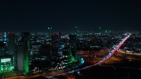 مركز الملك عبد الله المالي (كافد)، النهضة الاقتصادية والعمرانية, تصوير درون جوي لأفق مدينة الرياض في الليل, الأبراج وناطحات السحاب على الطراز الحديث والمتطور, معالم التجارة والاقتصاد المشهورة