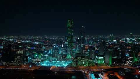 مركز الملك عبد الله المالي (كافد)، النهضة الاقتصادية والعمرانية, تصوير درون جوي لأفق مدينة الرياض في الليل, الأبراج وناطحات السحاب على الطراز الحديث والمتطور, معالم التجارة والاقتصاد المشهورة