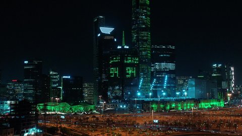 مركز الملك عبد الله المالي (كافد)، النهضة الاقتصادية والعمرانية, تصوير درون جوي لأفق مدينة الرياض في الليل, الأبراج وناطحات السحاب على الطراز الحديث والمتطور, معالم التجارة والاقتصاد المشهورة