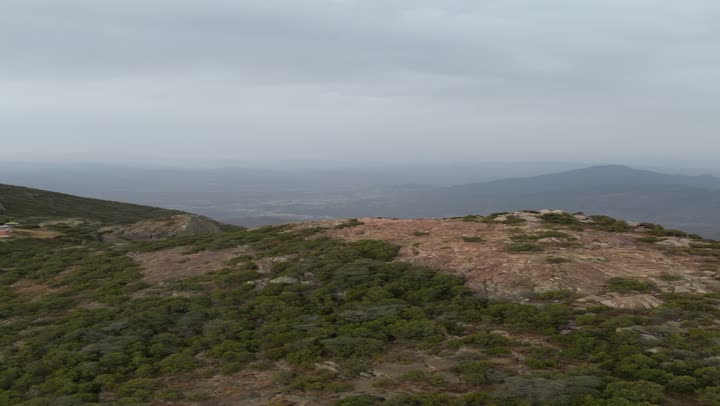 سلاسل جبال أبها والنماص الصخرية، التضاريس الحجرية الوعرة، تصوير جوي للبيئة الجبلية في منطقة عسير، جذب واستقطاب السياح من كافة انحاء العالم، الأماكن والمعالم السياحية الطبيعية المشهورة، الأشجار والنباتات على سفوح الجبل
