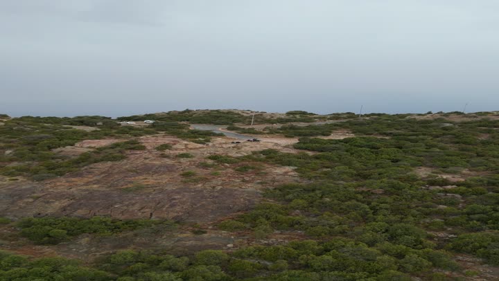 سلاسل جبال أبها والنماص الصخرية، التضاريس الحجرية الوعرة، تصوير جوي للبيئة الجبلية في منطقة عسير، جذب واستقطاب السياح من كافة انحاء العالم، الأماكن والمعالم السياحية الطبيعية المشهورة، الأشجار والنباتات على سفوح الجبل