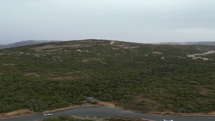 سلاسل جبال أبها والنماص الصخرية، التضاريس الحجرية الوعرة، تصوير جوي للبيئة الجبلية في منطقة عسير، جذب واستقطاب السياح من كافة انحاء العالم، الأماكن والمعالم السياحية الطبيعية المشهورة، الأشجار والنباتات على سفوح الجبل