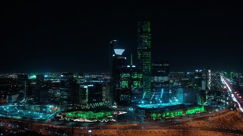 مركز الملك عبد الله المالي (كافد)، النهضة الاقتصادية والعمرانية, تصوير درون جوي لأفق مدينة الرياض في الليل, الأبراج وناطحات السحاب على الطراز الحديث والمتطور, معالم التجارة والاقتصاد المشهورة