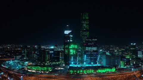 مركز الملك عبد الله المالي (كافد)، النهضة الاقتصادية والعمرانية, تصوير درون جوي لأفق مدينة الرياض في الليل, الأبراج وناطحات السحاب على الطراز الحديث والمتطور, معالم التجارة والاقتصاد المشهورة