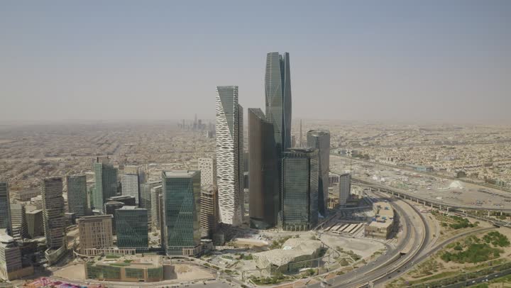 معالم التجارة والاقتصاد المشهورة، مركز الملك عبد الله المالي (كافد)، النهضة الاقتصادية والعمرانية, تصوير درون جوي لأفق مدينة الرياض في النهار, الأبراج وناطحات السحاب على الطراز الحديث والمتطور