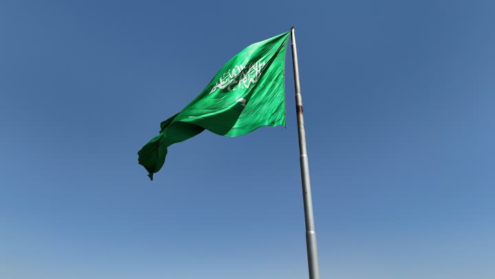 يوم العلم السعودي 11 مارس، تصوير درون جوي لعلم المملكة العربية السعودية في مدينة الرياض، الأعياد والمناسبات والاحتفالات الوطنية، ذكرى اليوم الوطني السعودي 23 سبتمبر, مفهوم حب الوطن والانتماء اليه