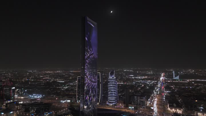النهضة الاقتصادية و الحضارية في المملكة العربية السعودية, التطور والنمو العمراني في المدن والأحياء, تصوير جوي للطرق والشوارع في، برج المملكة في مدينة الرياض ليلا , الأبراج وناطحات السحاب المبنية على الطراز الحديث, معلم سياحي مشهور في العاصمة