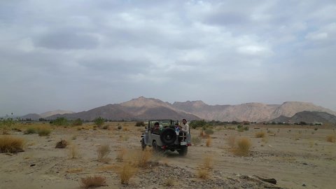 نشاط ترفيهي ممتع، رحلات سفاري في صحاري المملكة العربية السعودية، قضاء رحلة مميزة في البيئة الصحراوية، قيادة سيارة جيب بيضاء قديمة في وادي نجران، ( التطعيس ) وسط الصحراء، مغامرة سفاري شيقة على الكثبان والتلال الرملية 