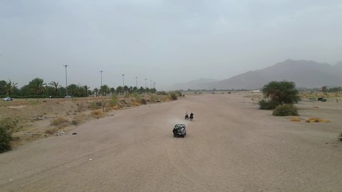 هواية ركوب الخيل العربي الأصيل، مغامرة سفاري شيقة على الكثبان والتلال الرملية، نشاط ترفيهي ممتع، رحلات سفاري في صحاري المملكة العربية السعودية، قضاء رحلة مميزة في البيئة الصحراوية، قيادة سيارة جيب بيضاء قديمة في وادي نجران، ( التطعيس ) وسط الصحراء