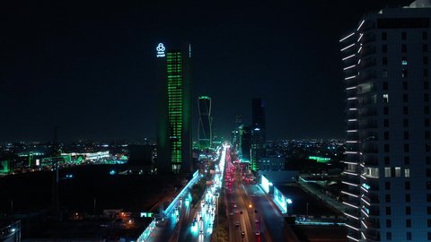 طريق الملك فهد في مدينة الرياض بالمملكة العربية السعودية، الفن الهندسي المعماري بالسعودية، معالم الرياض السياحية الشهيرة، حركة سير السيارات على الطريق العام، برج مصرف الراجحي في الرياض، الأبراج وناطحات السحاب، مبنى الإدارة العامة