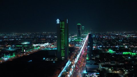 طريق الملك فهد في مدينة الرياض بالمملكة العربية السعودية، الفن الهندسي المعماري بالسعودية، معالم الرياض السياحية الشهيرة، حركة سير السيارات على الطريق العام، برج مصرف الراجحي في الرياض، الأبراج وناطحات السحاب، مبنى الإدارة العامة