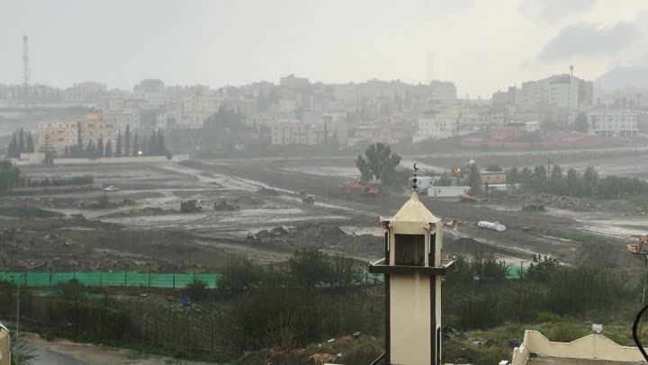 الأماكن والمعالم السياحية الطبيعية المشهورة، الأجواء الضبابية جنوب المملكة العربية السعودية، التكوينات والتشكيلات الصخرية للسلاسل والمرتفعات الجبلية، تصوير درون لمطل أبها في منطقة عسير