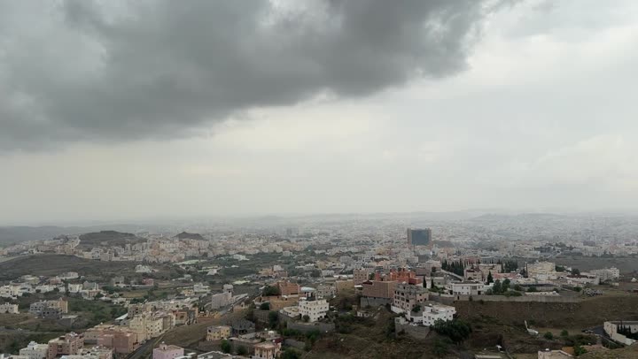 الأماكن والمعالم السياحية الطبيعية المشهورة، الأجواء الضبابية جنوب المملكة العربية السعودية، التكوينات والتشكيلات الصخرية للسلاسل والمرتفعات الجبلية، تصوير درون لمطل أبها في منطقة عسير