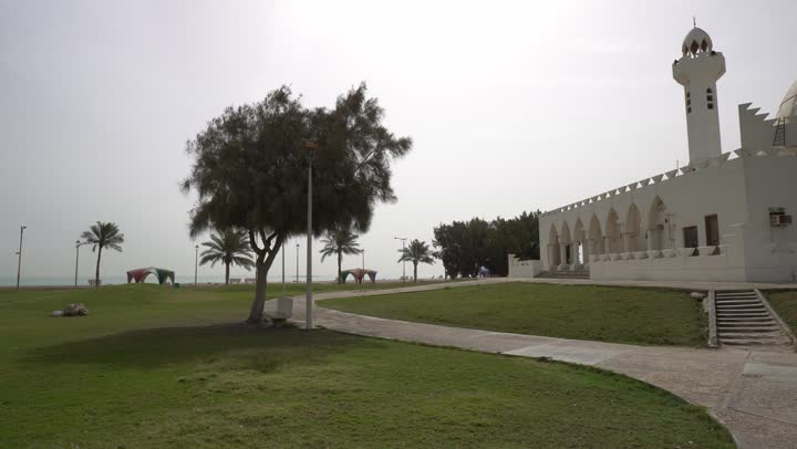 الهندسة المعمارية الهندسية الاسلامية, مسجد جوزاء القحطاني في الخبر في المملكة العربية السعودية على الواجهة البحرية لكورنيش الخبر، معالم اسلامية سياحية