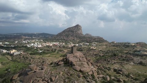 سلاسل جبال أبها، التضاريس الحجرية الوعرة، تصوير جوي للبيئة الجبلية في منطقة عسير، الأماكن والمعالم السياحية الطبيعية المشهورة، الأشجار والنباتات على سفوح الجبل