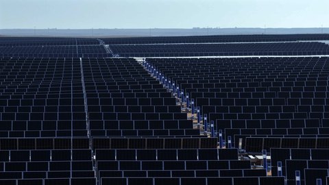 الخلايا الشمسية لتوليد الطاقة البديلة، رؤية سعودية 2030، التنمية والتطوير المستدامة لمصادر الطاقة المتجددة والنظيفة في السعودية، تصوير درون لمجموعة من ألواح الطاقة الشمسية في مساحات واسعة