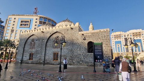 مسجد الغمامة في المدينة المنورة بالمملكة العربية السعودية، تجمع المسلمون في المجمع الخارجي للمسجد النبوي، مكان اسلامي مقدس امام الحرم النبوي الشريف، أماكن ومعالم دينية إسلامية 