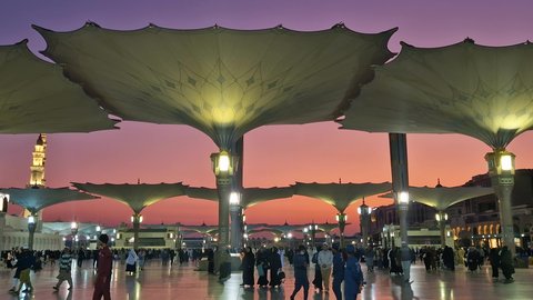 المظلات الإلكترونية للحماية من أشعة الشمس، معالم دينية إسلامية مقدسة، ساحة المسجد النبوي الشريف في المدينة المنورة بالمملكة العربية السعودية، العبادة والتقرب الى الله تعالى، تجمع المسلمون في المجمع الخارجي للحرم النبوي