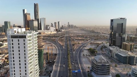 مركز الملك عبد الله المالي (كافد)، النهضة الاقتصادية والعمرانية, تصوير درون جوي لأفق مدينة الرياض في النهار, الأبراج وناطحات السحاب على الطراز الحديث والمتطور، معالم التجارة والاقتصاد المشهورة