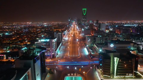 النهضة الاقتصادية و الحضارية في المملكة العربية السعودية, التطور والنمو العمراني في المدن والأحياء, تصوير جوي للطرق والشوارع في، برج المملكة في مدينة الرياض ليلا , الأبراج وناطحات السحاب المبنية على الطراز الحديث, معلم سياحي مشهور في العاصمة