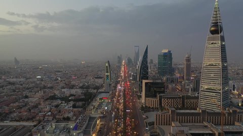 معلم سياحي مشهور في المملكة العربية السعودية، النهضة الاقتصادية والعمرانية لأفق العاصمة, الفن الهندسي المعماري للأبراج و ناطحات السحاب، تصوير درون جوي لمبنى برج الفيصلية في حي العليا في مدينة الرياض في النهار