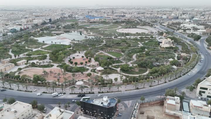 النهضة الاقتصادية والعمرانية لأفق العاصمة, حركة وسائل النقل والمواصلات في الشوارع والطرقات الرئيسية في المملكة العربية السعودية، تصوير درون جوي للحركة المرورية المنظمة للسيارات، نمو وتطور البنية التحتية