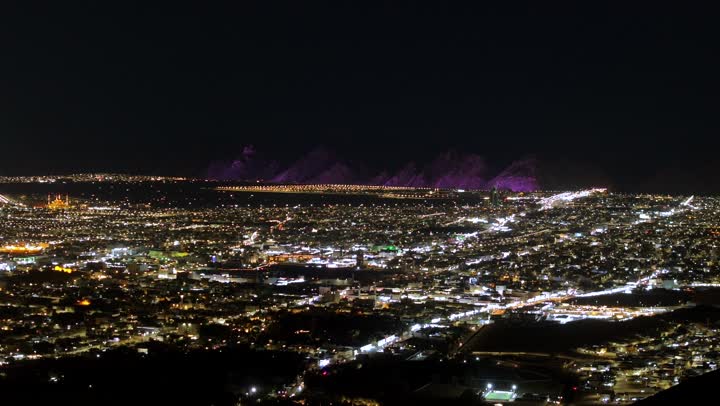 النمو والتطور العمراني للمباني والمنشآت، حركة مرور السيارات في الطرقات والشوارع في المملكه العربية السعودية, تصوير درون جوي لمدينة حائل في الليل, معالم سياحية مشهورة, تحسين وتهيئة البنية التحتية في المدن