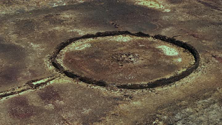 معالم تاريخية أثرية، فوهة  في مدينة حائل في المملكة العربية السعودية، حفرة بركانية عميقة في الأرض، الطبقة الملحية البيضاء المتجمعة في قاع الفوهة، الجبال والمرتفعات الصخرية، الظواهر الجيولوجية الطبيعية