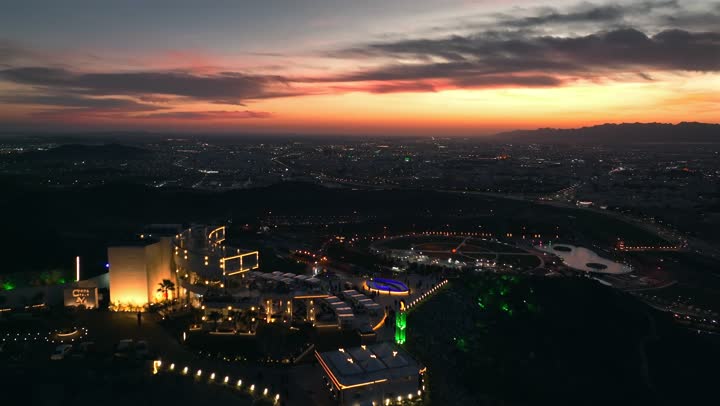 النمو والتطور العمراني للمباني والمنشآت، حركة مرور السيارات في الطرقات والشوارع في المملكه العربية السعودية, تصوير درون جوي لمدينة حائل في الليل, معالم سياحية مشهورة, تحسين وتهيئة البنية التحتية في المدن