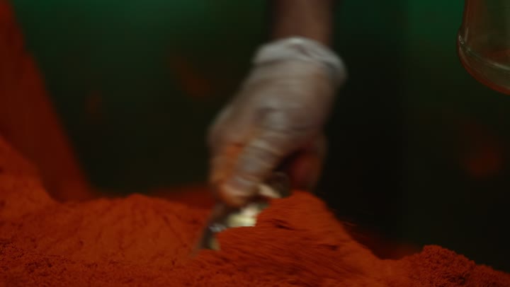 محصول زراعي ومنتج وطني محلي سعودي في مدينة حائل، منكهات وملونات طبيعية للمأكولات والأطعمة, الاسواق التقليدية الشعبية لبيع البهارات والعطريات ، نباتات ذات فوائد صحية وعلاجية، منظر لعرض التوابل الملونة والمتنوعة والحبوب في المملكة العربية السعودية