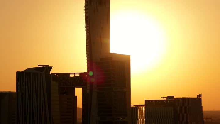 تحقيق النهضة الاقتصادية والتجارية, النمو والتقدم العمراني لناطحات السحاب في المملكة العربية السعودية، أبراج مركز الملك عبد الله المالي في مدينة الرياض (كافد) وقت غروب الشمس، الوجهة الرئيسية للمال والاعمال، الفن الهندسي المعماري على الطراز الحديث والمتطور