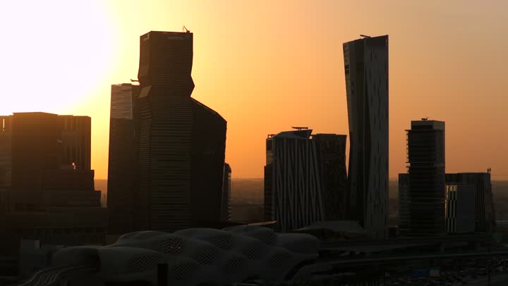 تحقيق النهضة الاقتصادية والتجارية, النمو والتقدم العمراني لناطحات السحاب في المملكة العربية السعودية، أبراج مركز الملك عبد الله المالي في مدينة الرياض (كافد) وقت غروب الشمس، الوجهة الرئيسية للمال والاعمال، الفن الهندسي المعماري على الطراز الحديث والمتطور