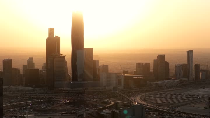 أبراج مركز الملك عبد الله المالي في مدينة الرياض (كافد) وقت غروب الشمس، الوجهة الرئيسية للمال والاعمال، الفن الهندسي المعماري على الطراز الحديث والمتطور، تحقيق النهضة الاقتصادية والتجارية, النمو والتقدم العمراني لناطحات السحاب في المملكة العربية السعودية