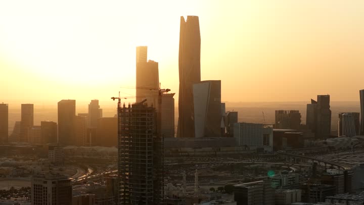 أبراج مركز الملك عبد الله المالي في مدينة الرياض (كافد) وقت غروب الشمس، الوجهة الرئيسية للمال والاعمال، الفن الهندسي المعماري على الطراز الحديث والمتطور، تحقيق النهضة الاقتصادية والتجارية, النمو والتقدم العمراني لناطحات السحاب في المملكة العربية السعودية