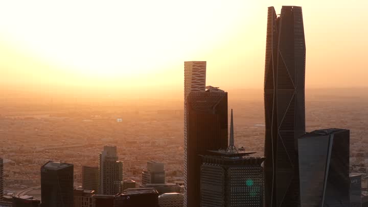 أبراج مركز الملك عبد الله المالي في مدينة الرياض (كافد) وقت غروب الشمس، الوجهة الرئيسية للمال والاعمال، الفن الهندسي المعماري على الطراز الحديث والمتطور، تحقيق النهضة الاقتصادية والتجارية, النمو والتقدم العمراني لناطحات السحاب في المملكة العربية السعودية